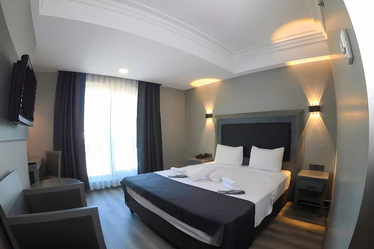 Roupas de cama premium, frigobar, cofres nos quartos, escrivaninha