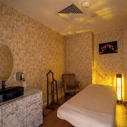 Couples treatment room(s), sauna, hot tub, steam room