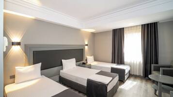 Phòng 3 Tiêu chuẩn | Bộ đồ giường cao cấp, minibar, két bảo mật tại phòng, bàn