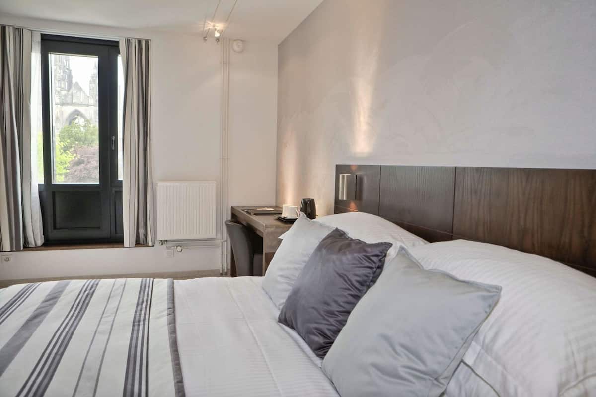 Premium bedding, in-room safe, desk, soundproofing