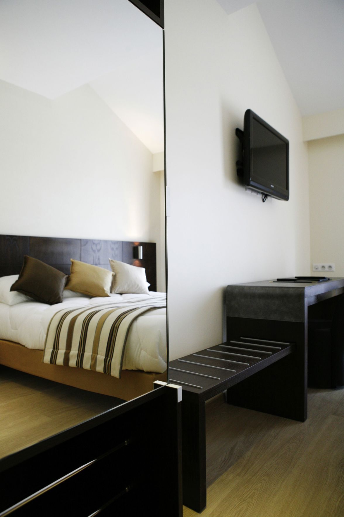 Premium bedding, in-room safe, desk, soundproofing