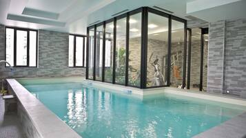 Indendørs pool