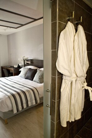 Superior Room, 1 King Bed, Non Smoking (Larger Room) | Bathroom - Best Western Plus Hotel des Francs (Soissons)