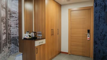 Triple Room | In-room safe, desk, laptop workspace, soundproofing