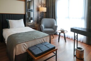 Caja de seguridad en la habitación y escritorio