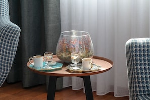In-room safe, desk, laptop workspace, soundproofing - Expoist Hotel (Istanbul)