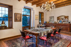 每日供應自助早餐 (每人 ZAR110)