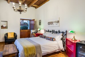 奢華雙人房, 1 張標準雙人床, 泳池景 | 高級寢具、獨特設計、獨特裝修、書桌