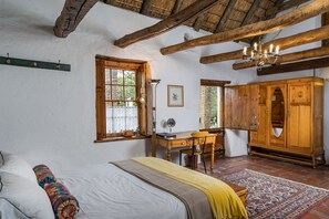 Luxury Room, 1 Queen Bed, Garden View | Premium bedding, individually decorated, individually furnished, desk - Oude Wellington (Wellington)