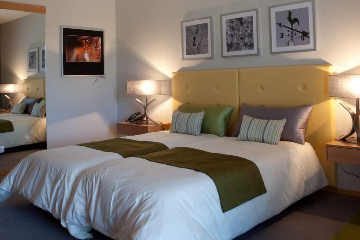 Minibar, coffres-forts dans les chambres, rideaux occultants