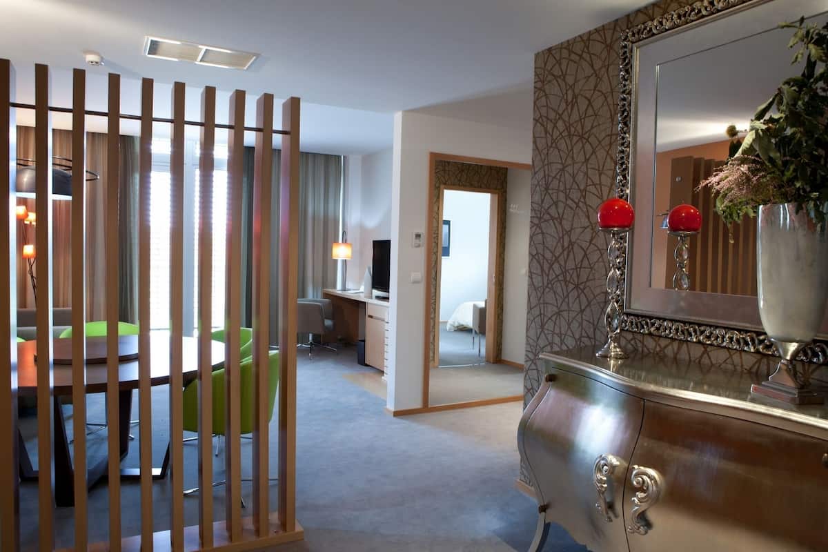 family suite, balcony | minibar, in-room safe, blackout curtains, soundproofing