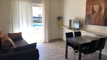 Apartamento, 1 habitación | Sala de estar | Una televisión de pantalla plana