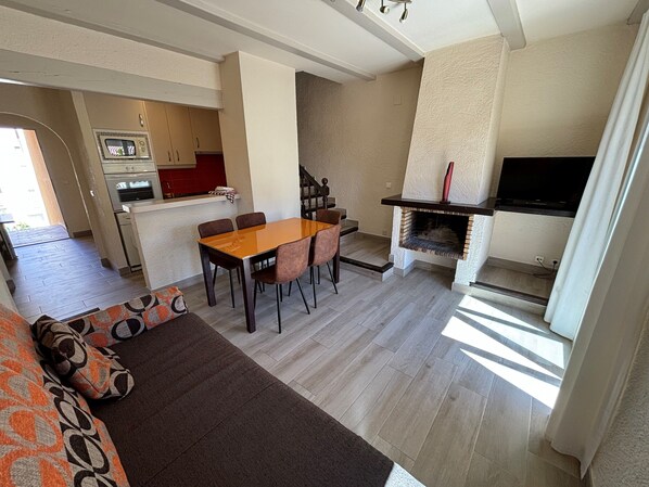 Apartment, 2 Bedrooms | Living area