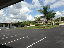 Un estacionamiento con un edificio al fondo.
