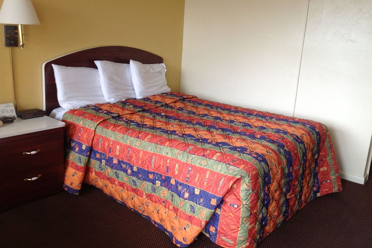 Standard Room | Desk, rollaway beds, free WiFi, bed sheets