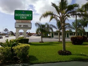 An Economy Inn sign with a vacancy notice.