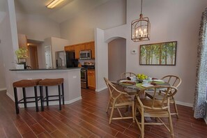 5 bedroom, 3 bathroom Private Home | Makan dalam bilik