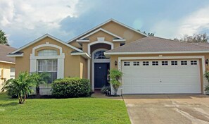 4 bedroom, 3 bathroom Private Pool Home | Front of property - Florida Villas and Elite Homes (Kissimmee)