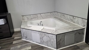 ห้องพรีเมียมสวีท, เตียงคิงไซส์ 1 เตียง, สูบบุหรี่ได้, อ่างน้ำร้อน | ห้องน้ำ | ของใ  ช้ในห้องน้ำฟรี, ไดร์เป่าผม (มีให้บริการตามคำขอ), ผ้าเช็ดตัว