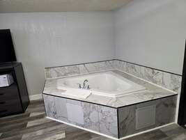 Suíte premium, 1 cama King, para fumantes, banheira de imersão | Banheiro | Produtos de toalete grátis, secador de cabelo (mediante solicitação)