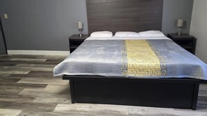 ห้องพรีเมียมสวีท, เตียงคิงไซส์ 1 เตียง, สูบบุหรี่ได้, อ่างน้ำร้อน | ผ้าม่านกันแสง, เตารีด/โต๊ะรีดผ้า, Wi-Fi ฟรี