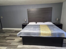 Suíte premium, 1 cama King, para fumantes, banheira de imersão | Cortinas blackout, ferros/tábuas de passar roupa, Wi-Fi de cortesia