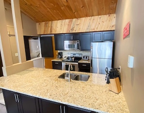 Condo superior, 2 habitaciones, vista a la montaña (plus Loft - 406) | Cocina privada | Refrigerador con congelador, microondas, horno y parrilla de estufa