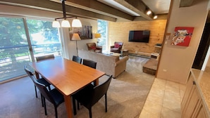 Superior Condo, 2 Bedrooms, Mountain View (109) | In-room dining