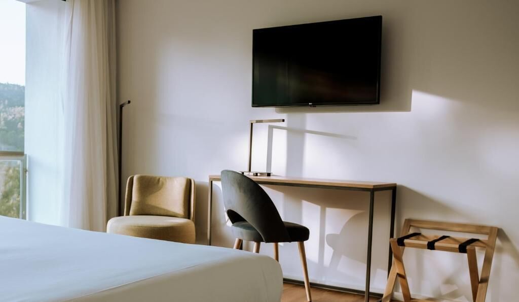 Minibar, in-room safe, desk, free WiFi
