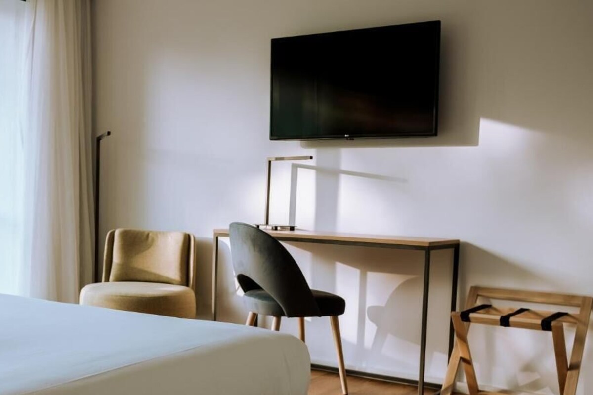 Minibar, in-room safe, desk, WiFi (free)