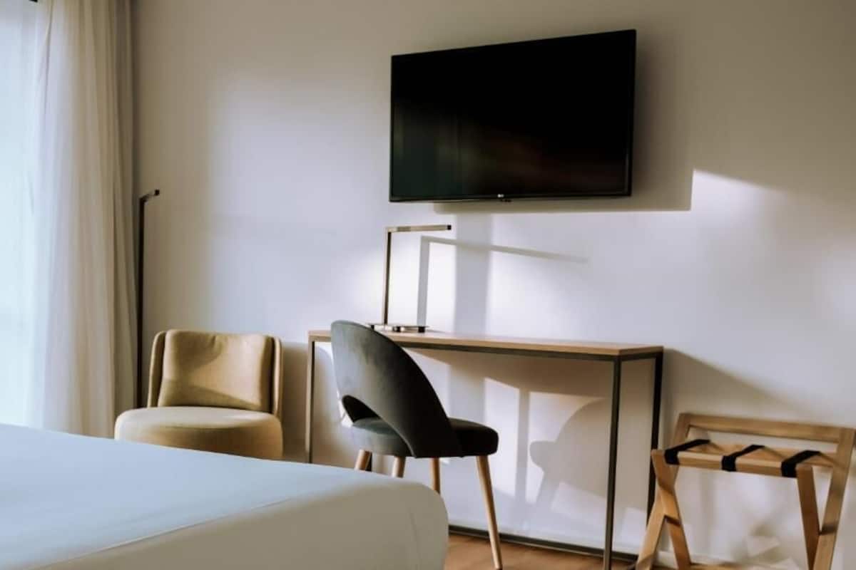 Minibar, in-room safe, desk, free WiFi