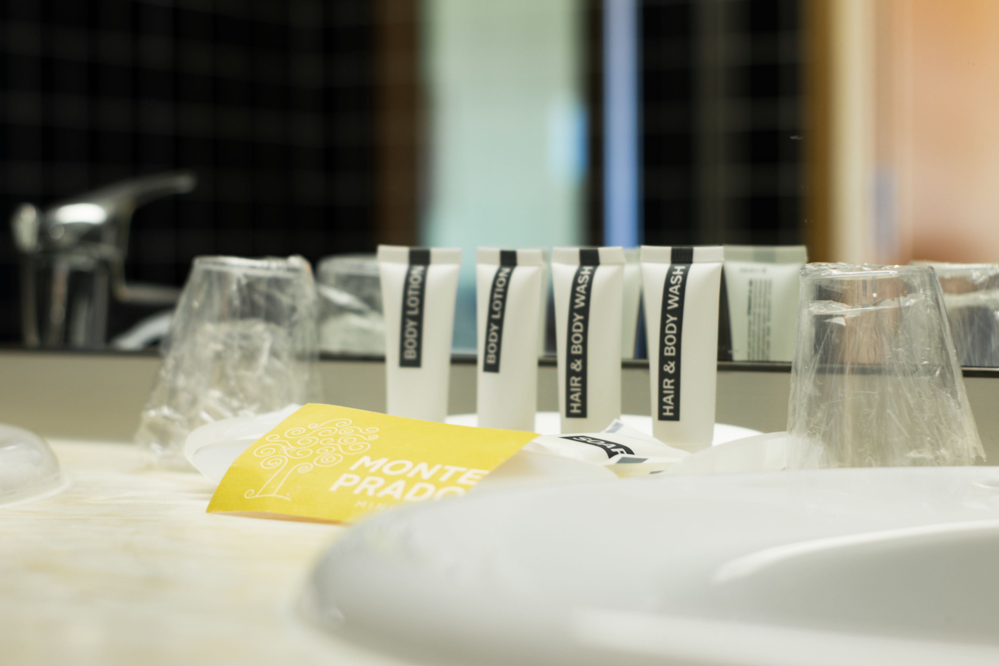 A bathroom with toiletries and a yellow label reading "Monte Prado".