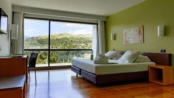 Standaard tweepersoonskamer, uitzicht op bergen | Een minibar, een kluis op de kamer, een bureau, gratis wifi