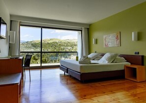 Dobbeltrom – standard, fjellutsikt | Minibar, safe på rommet, skrivebord og wi-fi (inkludert)