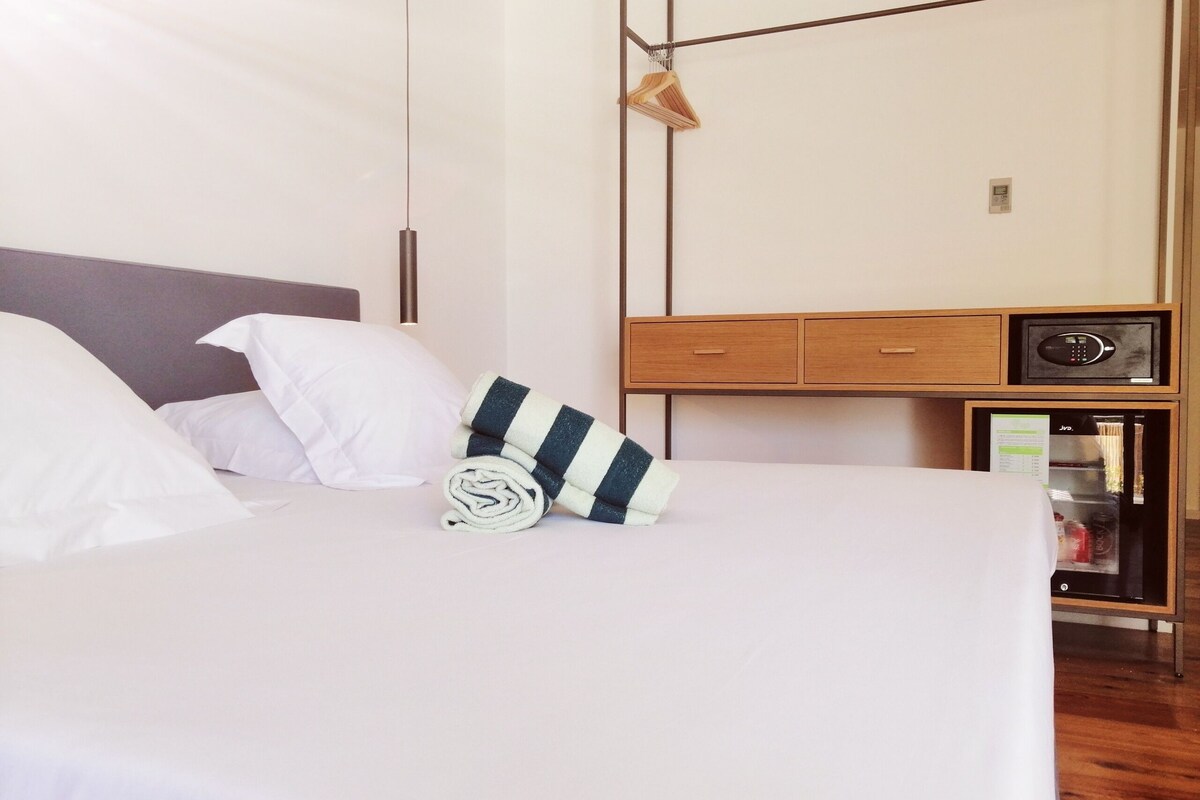 Minibar, in-room safe, desk, WiFi (free)