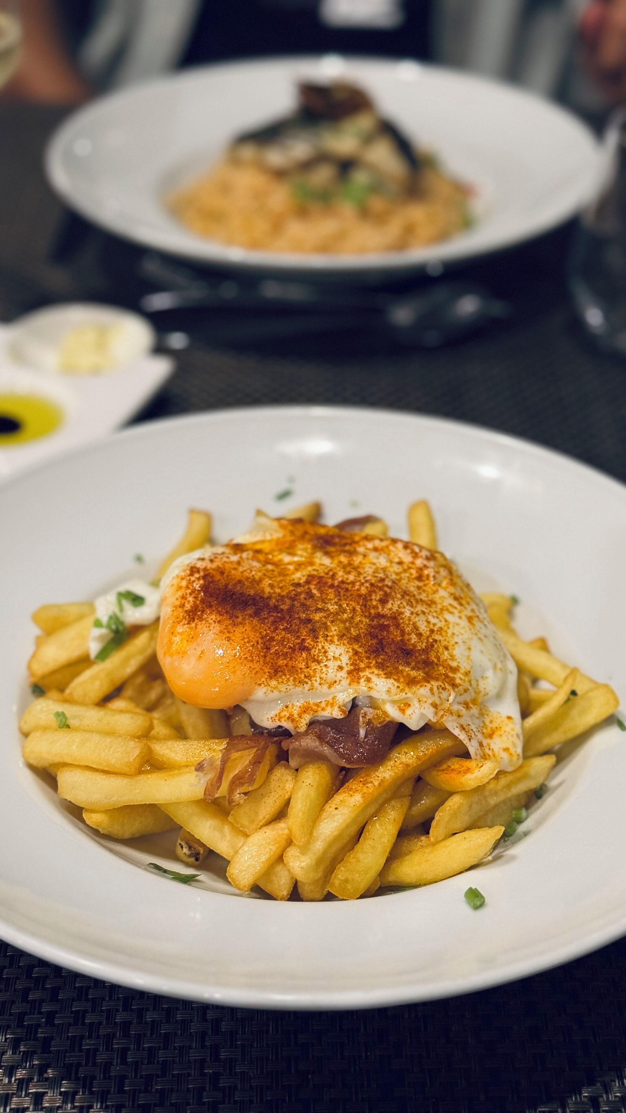 Um prato de comida com sanduíche e batatas fritas.