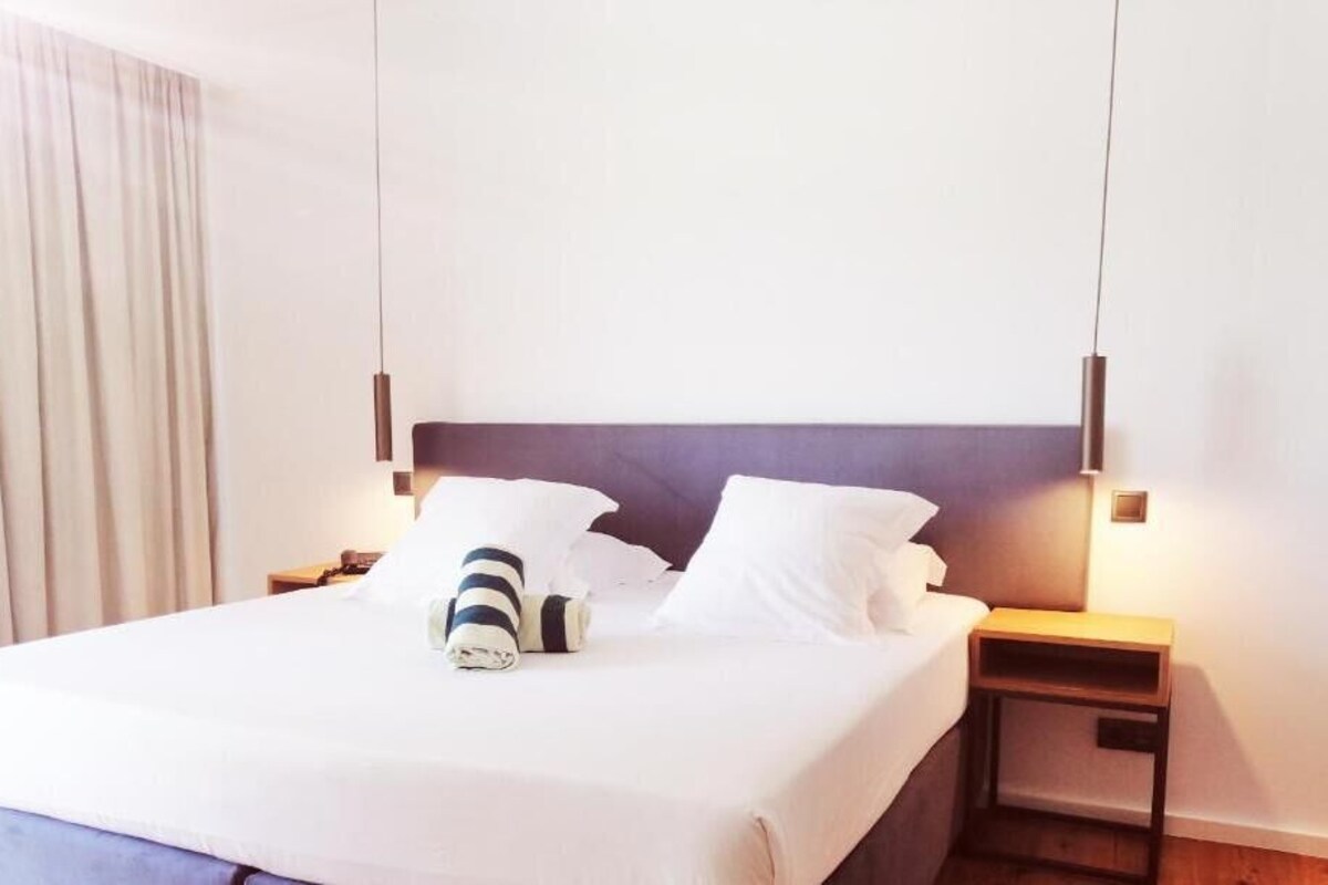 Minibar, in-room safe, desk, WiFi (free)