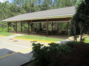 BBQ/picnic area - High Falls Inn and Suites (Barnesville)
