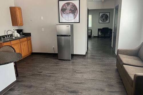 Executive suite, 1 kingsize bed met slaapbank, niet-roken | Woonruimte | Flatscreentelevisie