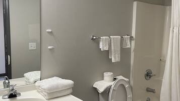 Chuveiro/banheira combinados, secador de cabelo (mediante solicitação)