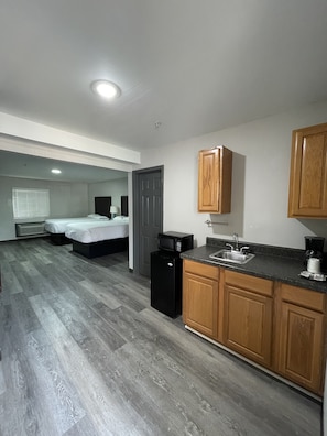 Standard Single Room, 2 Double Beds | Desk, free WiFi, bed sheets - High Falls Inn and Suites (Barnesville)