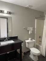 Ducha y bañera combinadas, secador de pelo, toallas y jabón