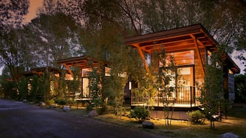 Cabin (Modern Rustic Wedge) | Terrace/patio