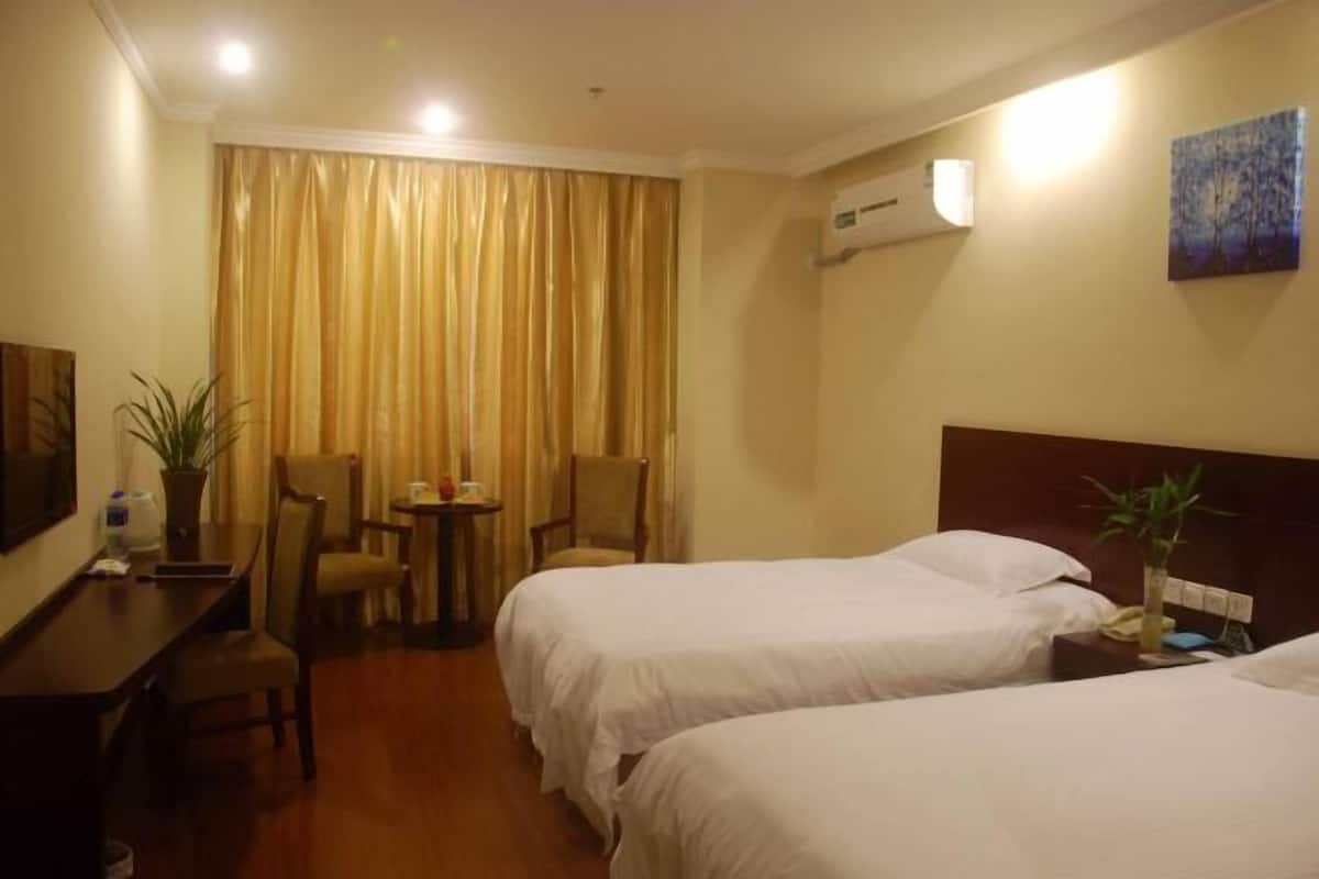In-room safe, desk, free WiFi