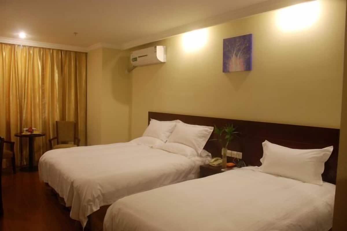 In-room safe, desk, free WiFi