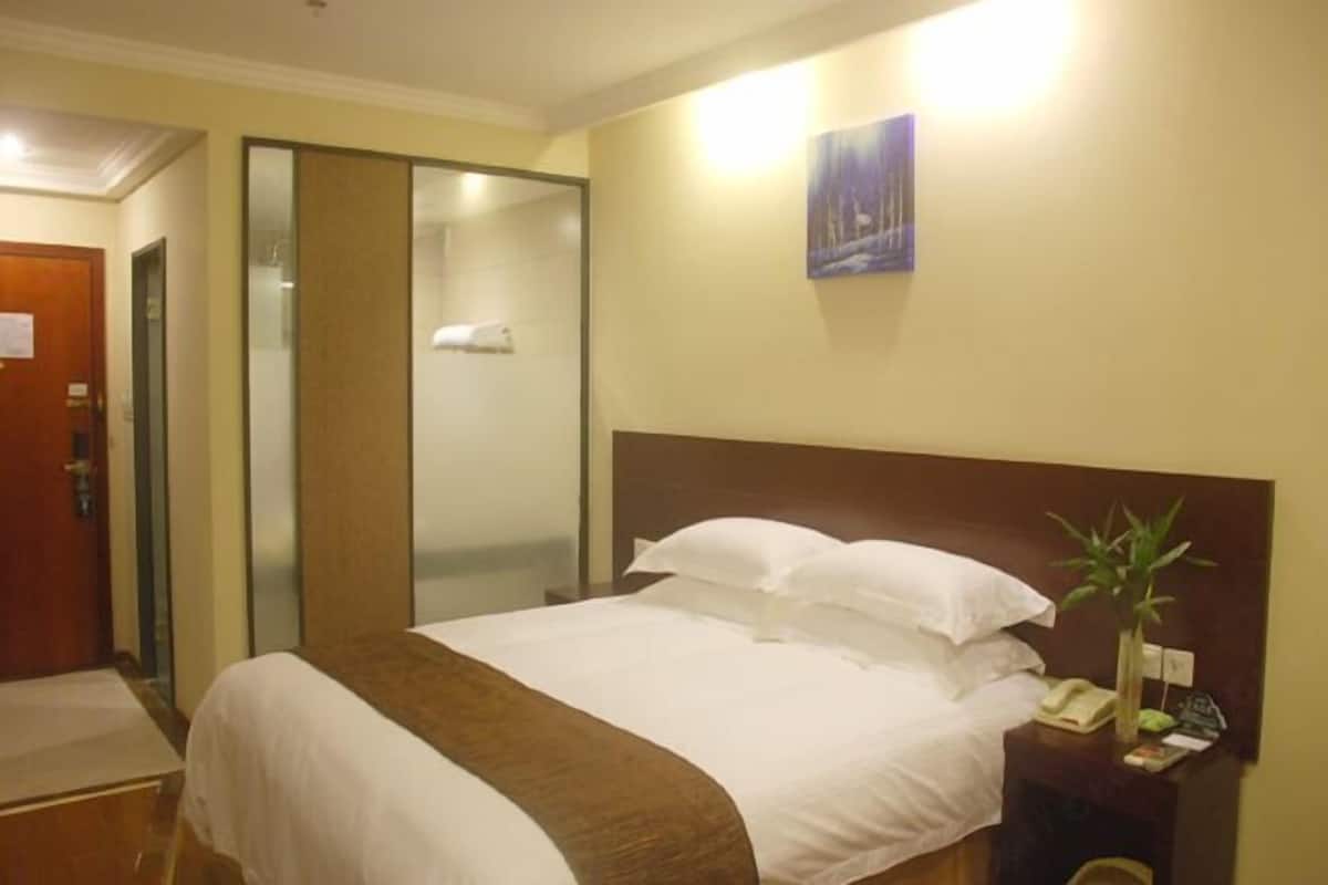 In-room safe, desk, free WiFi
