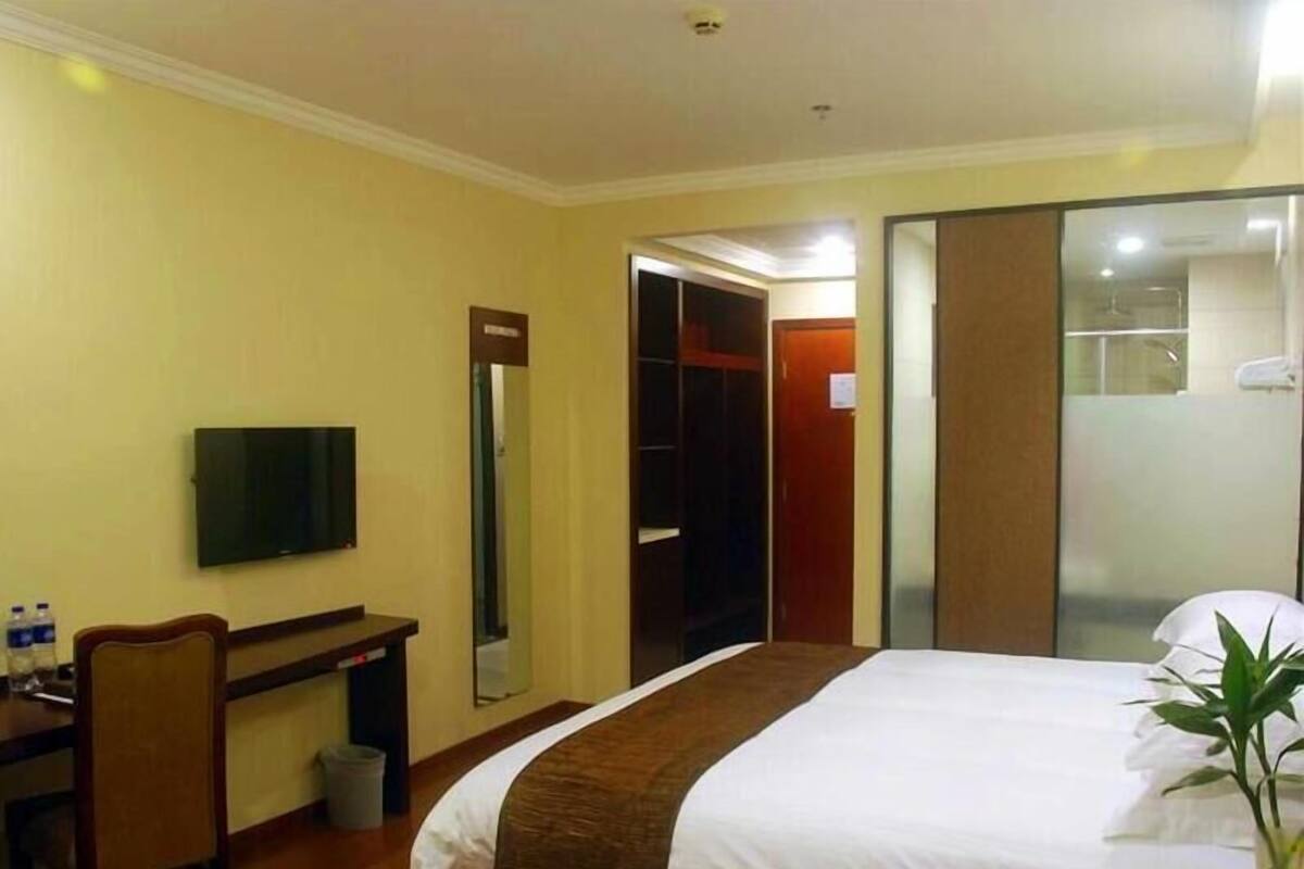Peti besi dalam bilik, meja, Wi-fi percuma 