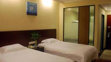 Twin Room | In-room safe, desk, free WiFi