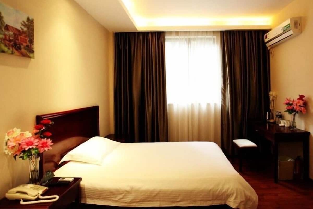 Standard Room, 1 King Bed
