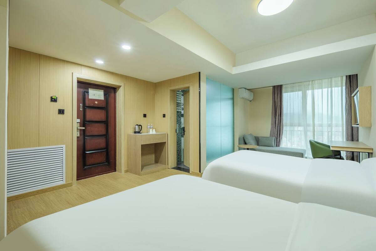 In-room safe, WiFi (free), bed sheets